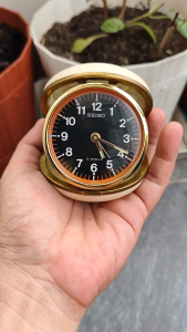 Đồng hồ để bàn nam Seiko mặt đen lên cót có báo thức hàng si