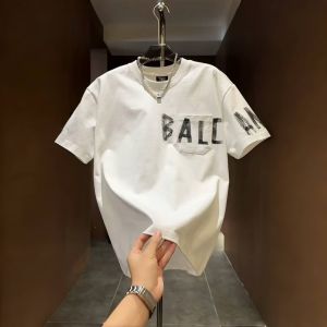 เสื้อยืดแขนสั้นผู้ชายฤดูร้อนปี 2025 ทรงหลวม ผ้าฝ้าย ทรงหลวม ลายตัวอักษร กระเป๋า ทรงหลวม สไตล์ลำลอง เสื้อคอตั้ง