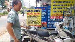 Baga giá chở hàng xe máy trong hẻm nhỏ 50 x 72 | Giá đèo hàng xe máy