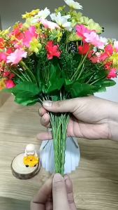 Combo 4 cành hoa cúc lụa tặng bình nhựa VI173 ( hoa lụa cành cao 32cm) hoa giả trang trí