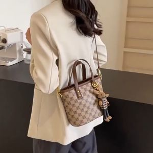 Túi xách nữ túi đeo chéo da sần form rộng hoạ tiết kẻ ô túi xách tay tặng kèm móc thỏ đáng yêu M414