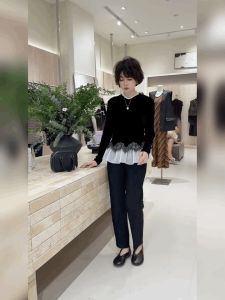 เสื้อยืดคอโปโลผ้าซาตินสไตล์ฝรั่งเศสสำหรับผู้หญิง ทรงเข้ารูป แขนยาว ปกกลม สีดำ ฤดูร้อน 2025