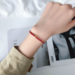 สร้อยข้อมือลูกปัดนำโชคสำหรับผู้หญิง ทำด้วยเชือกแดง สร้อยข้อมือคู่รัก ของขวัญเพื่อนสนิท ชุบทอง 14K ไม่ซีดจาง เครื่องประดับเรียบง่าย