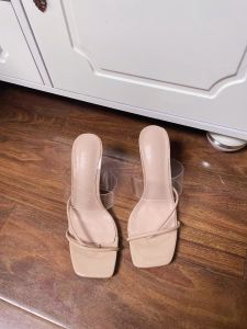 รองเท้าแตะส้นสูงสีเปล่าแบบเปิดหัวสำหรับผู้หญิง ฤดูร้อนปี 2025 รองเท้าแตะแบบโปร่งใสสไตล์ฝรั่งเศสที่สวยงามสำหรับผู้หญิง