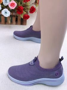 รองเท้าผ้าอู่ฮั่นฤดูร้อนสำหรับผู้หญิง รองเท้ากีฬาแบบสวมที่มีพื้นนุ่มและป้องกันการลื่น ระบายอากาศได้ดี รองเท้าเดินข้างหน้าแบบสวมสำหรับคุณยายและคุณแม่