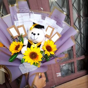 Buket Boneka Wisuda dan Uang Kosong Kombinasi Stik Double Tape Praktis Tnggal Tempel Bunga Matahar Premium