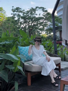 ชุดเดรสยาวทรงเอคอวีแขนยาวสีพื้นสไตล์เก๋ไก๋สำหรับผู้หญิงในช่วงฤดูร้อนปี 2025 ทรงหลวมสบายๆ สไตล์ฝรั่งเศส