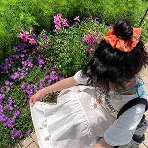 T-Shirt Wanita Lengan Pendek Putih Ukuran Besar  Motif Kelinci Makan Wortel  Katun Tipis Bernapas  Desain Streetwear Korea Tren 2025  Pakaian Kasual Nyaman Oversize Slim Fit  Manis dan keren  Sederhana  Kerah bulat Slip - on Tops  Pakaian couple