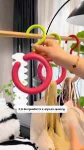 3Pcs Round Hat/Scarf/Tie Hanger Round Ring Hat Hanger Multipurpose Plastic Coat/Scarf Hanger Space-Saving Clothes Hanger for Wardrobe