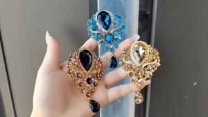 จัดส่งรวดเร็ว เข็มกลัดคริสตัลหยดน้ำขนาดใหญ่หรูหราหรูหราหรูหราสำหรับผู้หญิงสาววินเทจแฟชั่นจี้ช่อดอกไม้งานแต่งงานที่สง่างาม