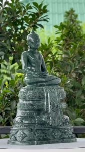 พระพูทธรูป แกะสลัก รูปทรง พระแก้วมรกต หรือ พระแก้วเศียรโล้น แกะสลักจากหินเขียวอินเดีย ขนาดหน้าตัก 5 นิ้ว สูงรวม ฐาน 12 น