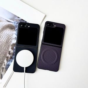 Thinborne เข้ากันได้กับ Samsung Galaxy Z Flip 7 FE Z Flip 6 Z Flip 5 Z กรณีพลิก4 Zflip2 [ระบบชาร์จแม่เหล็ก] [บางเฉียบ] [สไตล์มินิมอล] [พื้นผิวคาร์บอนไฟเบอร์]