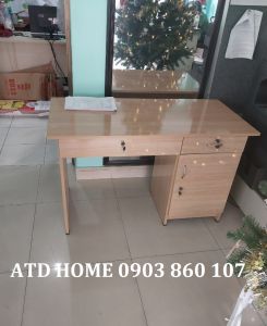 Bàn làm việc ván ép 1m2 có 3 ngăn kéo khóa màu vàng dành cho văn phòng hình ảnh thực QUẬN 1 TPHCM