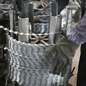 RAZOR BARBED WIRE / RAZOR WIRE/ Anti-Theft WIRE / Anti-Climb WIRE / Good for Garden House and Warehouse BT0-22