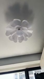 โคมไฟระย้ารูปกลีบดอกไม้สามสี โคมไฟเพดานและโคมไฟห้อยอเนกประสงค์ โคมไฟข้างเตียงรูปดอกไม้สไตล์โมเดิร์นเรียบง่ายสำหรับห้องนอน ห้องนั่งเล่น โถงทางเดิน โคมไฟแขวนตกแต่งแบบปรับได้ ลวดแขวน