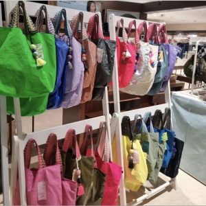 กระเป๋าสะพายไหล่แบบหนังสานสไตล์ใหม่ Miyansolins น้ำหนักเบา กระเป๋าสะพายข้างสีเขียวฟลูออเรสเซนต์สำหรับเดินทาง กระเป๋าสะพายข้างแบบลำลอง