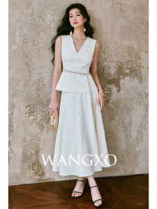WANGXO | Bộ Áo Vest và Chân Váy Co Dãn In Nổi Dây Đai Có Đính Hột Tay Ngắn Cổ V