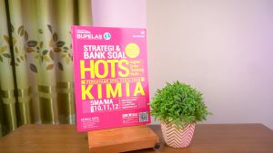 Buku Ujian SMA / Strategi Dan Bank Soal Hots Kimia SMA 10 11 12 / PT MAGENTA MEDIA - MM