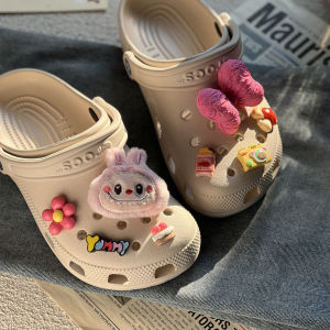 หัวเข็มขัดรองเท้า Crocs Labubu DIY สำหรับผู้หญิง ตกแต่งด้วยดอกไม้ขนนุ่ม สไตล์เกาหลี ฤดูใบไม้ผลิ 2025 แหล่งกำเนิดจีน