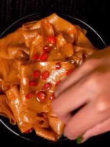 红油面皮 110g - 阿宽 A Kuan Instant Broad Noodles 四川拌面 / 麻辣面皮 / 酸辣面皮 / 麻酱面皮/ 黑鸭面皮 / 泡椒柠檬面皮 / 糖醋麻辣面皮 快熟面 / Mala Noodles / Sour Spicy Noodles / Sesame