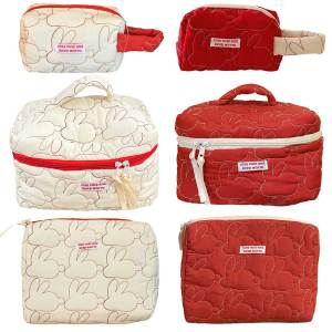 กระเป๋าเครื่องสำอางการเดินทางสำหรับผู้หญิงรูปกระต่ายน่ารักที่จัดระเบียบพร้อมหูหิ้วเครื่องสำอางผ้าฝ้ายผ้านวมและการตกแต่งภายในที่กว้างขวาง