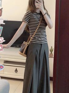 เสื้อยืดแขนสั้นทรงสลิมฟิตสำหรับผู้หญิงในช่วงฤดูร้อนปี 2024 ทรงเข้ารูป เสื้อคอกลมแขนสั้นสไตล์เกาหลี ทรงเข้ารูป ทรงเข้ารูป