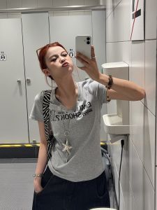WILDAZI | Áo Thun Cổ V In Chữ Phong Cách Retro Form Rộng Tay Ngắn