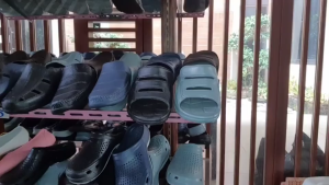 Sepatu Sandal Pria Karet Polos Slop Keren Empuk Anti Slip ST213