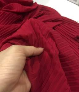 Vải voan chifon màu đỏ đô dập ly tăm  mềm rũ (khổ 1m5) may đầm váy dạ hội áo kiểu đầm thiết kế thời trang