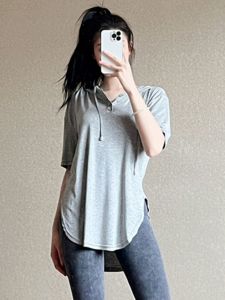 เสื้อยืดคอกลมระบายอากาศได้ดีสำหรับฤดูร้อน ทรงหลวม ทรงยูจิน่า สำหรับผู้หญิง แห้งเร็ว ปกปิดสะโพก เสื้อผ้าออกกำลังกาย