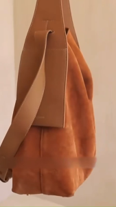 กระเป๋าถังหนังนิ่ม กระเป๋าโท้ทหนังขนาดใหญ่พร้อมพู่สำหรับเดินทาง