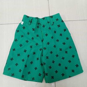 GSP SCOUTING SHORT SCHOOL UNIFORMS FOR GIRLS REPELLANT IN FABRIC - Green shorts with black patterns size chart provided suitable for school uniforms.