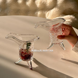 แก้วกาแฟทรงสามขาสไตล์โบราณ แก้วดื่มสุราแบบดั้งเดิม แก้วใสสีน้ำเงินคล้ายเพชร เครื่องประดับตกแต่งโต๊ะกาแฟ สไตล์จีนโบราณ