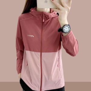 เสื้อแจ็คเก็ตกันแดดแบบมีฮู้ดสีบล็อกลำลองสำหรับผู้หญิงในฤดูร้อนปี 2025 เสื้อคลุมกันหนาวแบบบางสำหรับกลางแจ้งที่สวมใส่ได้หลากหลาย