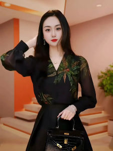 เสื้อเชิ้ตคอวีแขนยาวพิมพ์ลายหรูหราสำหรับผู้หญิง ฤดูใบไม้ผลิและฤดูใบไม้ร่วง สไตล์ย้อนยุค เสื้อเชิ้ตผู้หญิงสไตล์วัยกลางคนที่หรูหรา