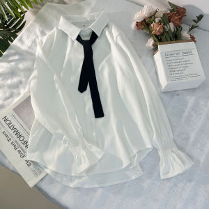 เสื้อเชิ้ตคอปกสีขาวแขนกระดิ่งสไตล์ OL สำหรับผู้หญิง ฤดูใบไม้ผลิ 2024 ทรงหลวม แขนยาว สีพื้น ดีไซน์เก๋ไก๋ เสื้อเชิ้ตคอกลม