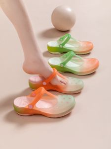 รองเท้าแตะส้นกลางแบบมีรูสำหรับผู้หญิงในช่วงฤดูร้อนปี 2025 รองเท้าแตะชายหาดแบบมีรูแบบใหม่ป้องกันการลื่น รองเท้าแตะส้นกลางแบบสวมสบาย