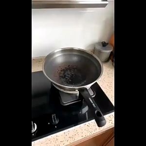 { "ชื่อ": "แปรงสแตนเลส ด้ามยาว สำหรับทำความสะอาดหม้อและกระทะ",