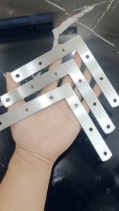 Ke góc dẹt inox 304 bản rộng 2cm (13 x 13 cm) (11.5 x11.5 cm) Dày dặn sáng bóng dễ lắp đặt cho kệ và tủ gỗ