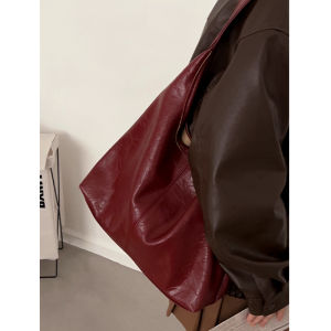 กระเป๋าถือทรงตู้เสื้อผ้าขนาดใหญ่แบบสะพายไหล่สำหรับผู้หญิง กระเป๋าถือสไตล์ย้อนยุค กระเป๋าสะพายไหล่หนัง PU ปิดด้วยแม่เหล็ก ฤดูร้อน 2025 กระเป๋าถือเทรนด์ใหม่