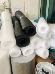 แผ่นโฟมกันกระแทก แผ่นโฟมรองสินค้า โฟมสีขาว/ดํา ขนาดหนา 10 มม. กว้าง 100 ซม.x ยาว 200 ซม.