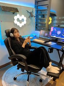 Leather gaming chair Home computer chair Comfortable sedentary gaming sofa seat study handle official business chair with backrest Can lift the chair