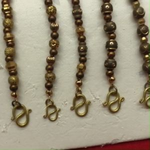 สร้อยข้อมืองานดิบทองเหลืองลายเม็ดบอลคั่นตุ้ม คละลาย ความยาว 7 นิ้ว ทองเหลืองโบราณ งานดิบไม่ได้ชุบ ใส่ในชีวิตประจำวันได้ พร้อมส่ง