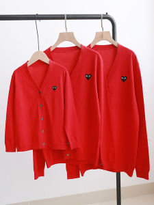 เสื้อสเวตเตอร์คาร์ดิแกนถักสีแดงสำหรับครอบครัว ชุดแฟชั่นฤดูใบไม้ผลิและฤดูใบไม้ร่วงสำหรับครอบครัวสามคน ผ้าฝ้ายผสม 95%