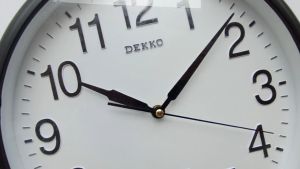 Jam Dinding Besar Kamar Kantor Ruang Tamu Silver Chrome Gold Angka Timbul Bergaransi Diameter 31cm Dekko Besar