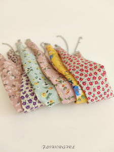 สร้อยคอแบบลำลองดอกไม้สำหรับผู้หญิง สายรัดคอแบบมีขอบกว้าง ปกปิดรอยยุบหยักและรอยสิวบนลำคอมาตรฐานใหม่ ไม่มีแบรนด์