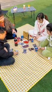 เสื่อปิกนิก เสื่อชายหาย ผ้าปูรองนั่ง เสื่อปิคนิค ลายสก็อต ขนาด 150x200cm พับเก็บได้ สุขภาพสวย