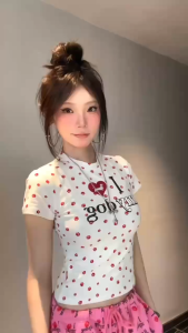 STR พร้อมส่ง🐶👣❤️เสื้อครอปท็อป เสื้อยืดสีขาวพิมพ์อุ้งเท้าและแพทช์หัวใจ เสื้อแฟชั่นผู้หญิง เสื้อรัดรูป croptopแขนสั้นคอกลม