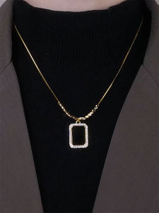 Luxurious Black Titanium Steel Square Pendant Necklace Womens Style 2025 New Design Sensation Clavicle Chain Elegant Sweater Chain