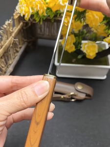 Sharp and portable household fruit knife melon knife express knife barbecue meat knife universal